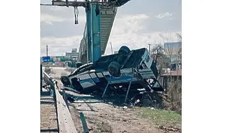 Петима загинали и 14 ранени, след като автобус се блъсна в опорен стълб