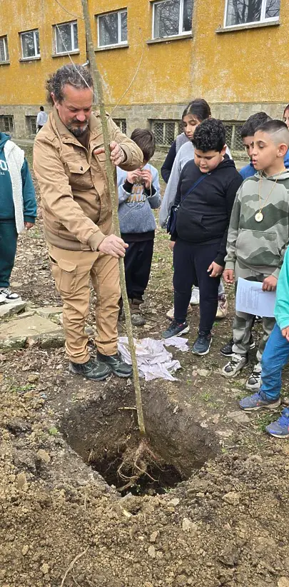 Държавно ловно стопанство „Росица“ отбеляза Седмицата на гората с образователни инициативи и засаждане на дръвчета в селата Душево и Шумата