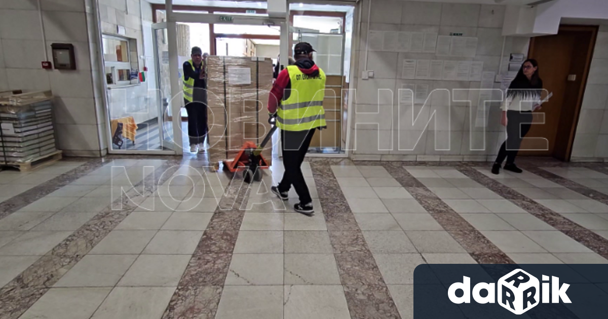 Продължава транспортирането на хартиените бюлетини по регионите в страната 198