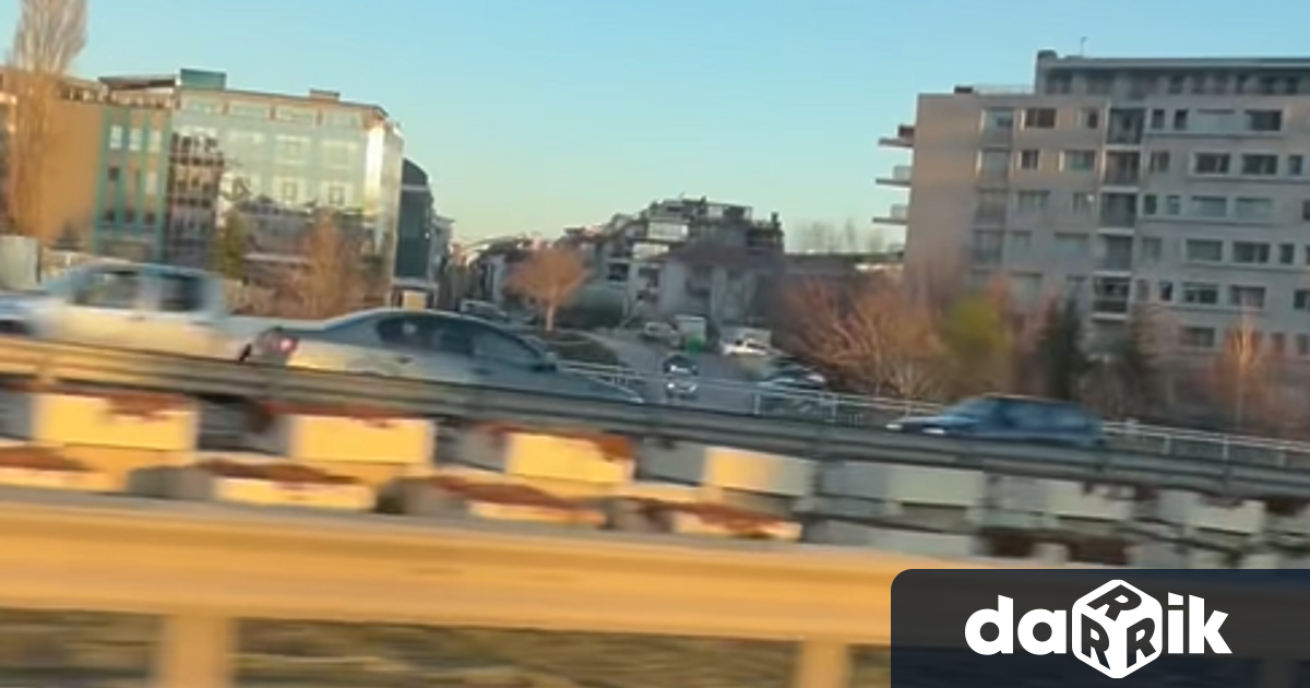 Опасно шофиране в София Кола навлезе в насрещното движение по