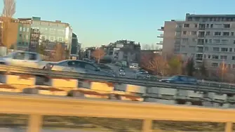 Автомобил се движи с висока скорост в насрещното по бул. „България“ (ВИДЕО) 