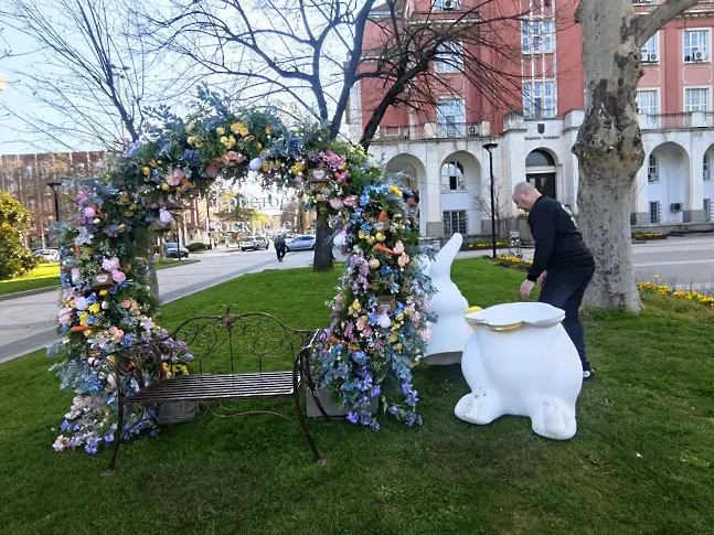 Установен е извършителят, унищожил част от великденската украса в центъра на Плевен, часове след монтажа ѝ 