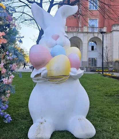 Установен е извършителят, унищожил част от великденската украса в центъра на Плевен, часове след монтажа ѝ 