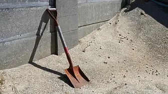 ЦИК пита за какво са нужни 40 лопати по време на изборите