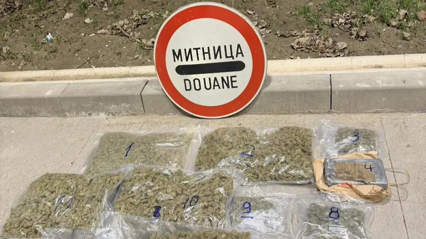 Над 1 кг кокаин и близо 6 кг марихуана откриха в камион с плодове (СНИМКИ)