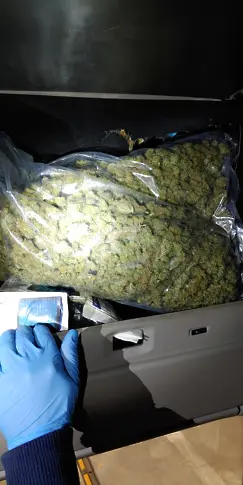 Над 1 кг кокаин и близо 6 кг марихуана откриха в камион с плодове (СНИМКИ)