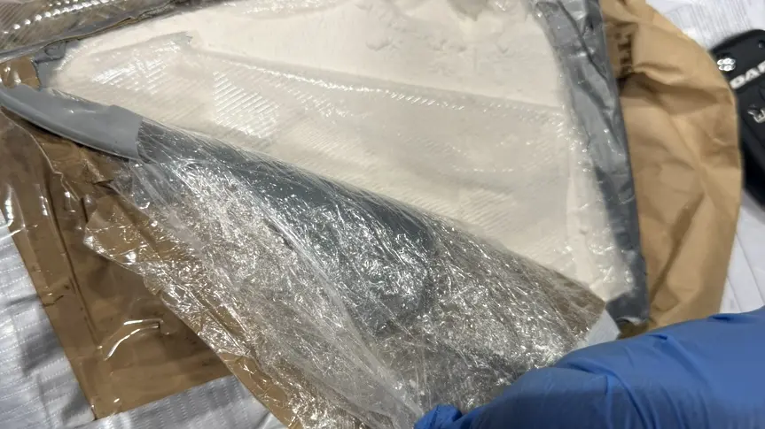 Над 1 кг кокаин и близо 6 кг марихуана откриха в камион с плодове (СНИМКИ)