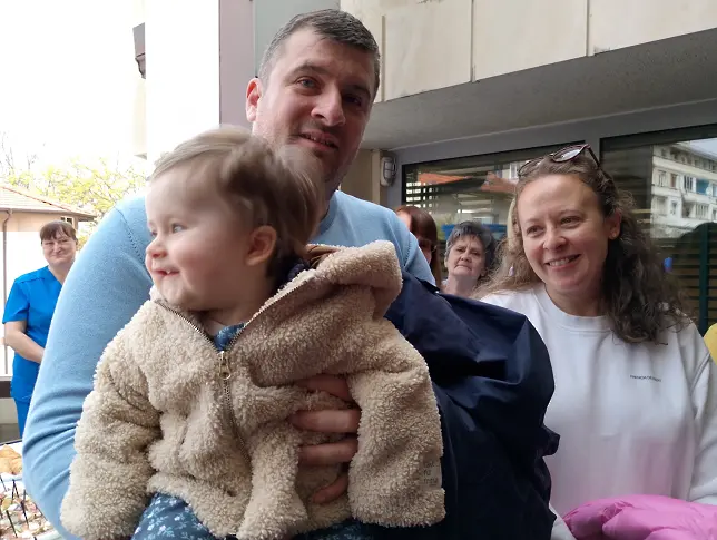 8-месечната Лили и родителите й посетиха с благодарност чудотворците от екипа на Медицински център КИРМ “Св. Елисавета” – Плевен навръх 19-я му рожден ден
