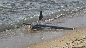 Морето изхвърли военен дрон на плажа в Несебър