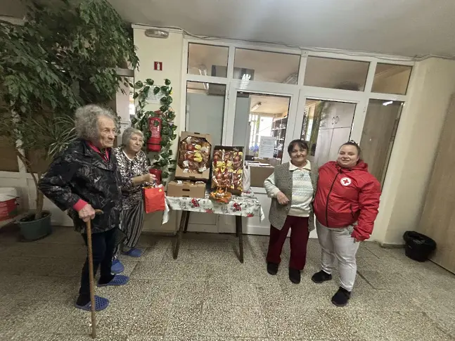 Младите червенокръстци от Ловеч и Троян стоплиха сърцата на хора в риск за Великден