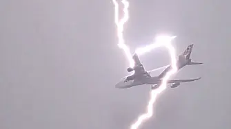 Светкавица удари самолет над Варна малко след излитането му