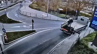 Тир помете ограда на тротоар, шофьорът избяга (ВИДЕО)