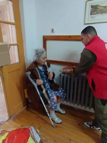 Младите червенокръстци от Ловеч и Троян стоплиха сърцата на хора в риск за Великден