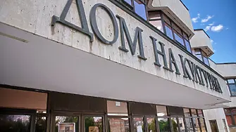 Кметът на Севлиево инспектира ремонта в Дома на културата и стартиралия проект за обновяване на парка около него