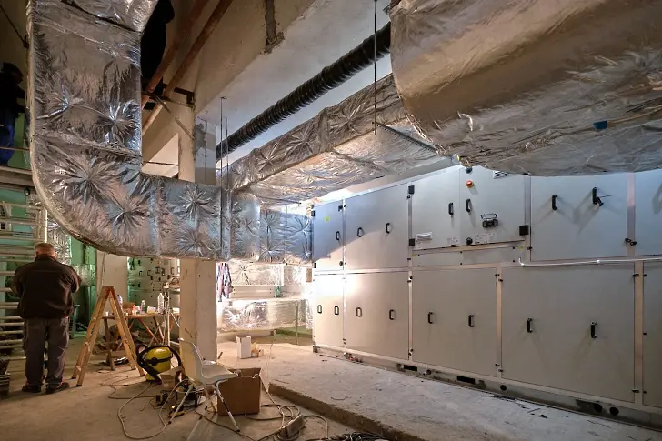 Кметът на Севлиево инспектира ремонта в Дома на културата и стартиралия проект за обновяване на парка около него