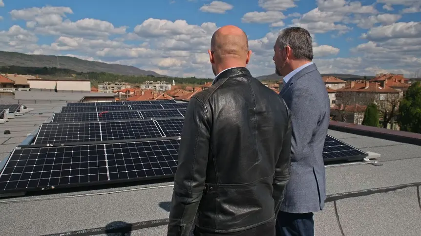 Кметът на Севлиево инспектира ремонта в Дома на културата и стартиралия проект за обновяване на парка около него