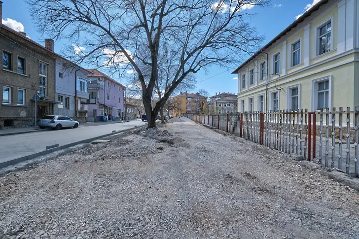 Кметът на Севлиево инспектира ремонта в Дома на културата и стартиралия проект за обновяване на парка около него