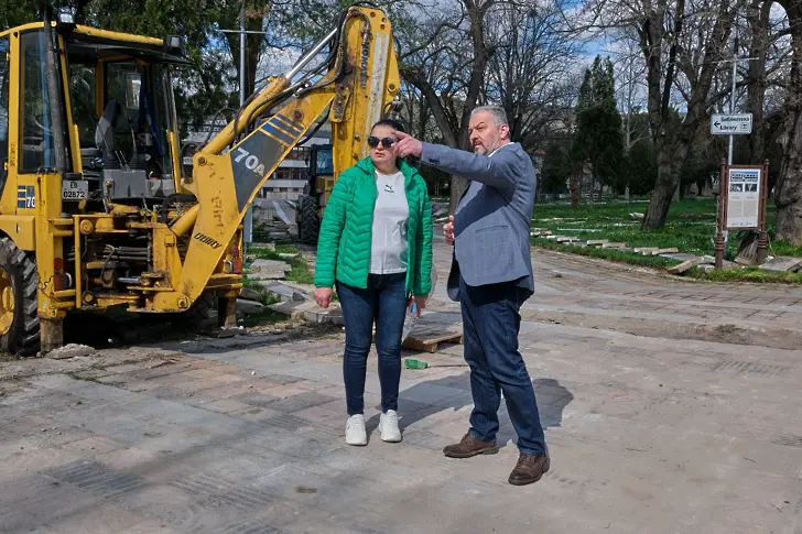 Кметът на Севлиево инспектира ремонта в Дома на културата и стартиралия проект за обновяване на парка около него