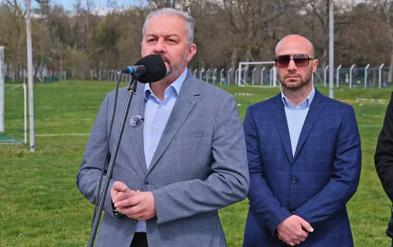 Община Севлиево започна изграждането на футболно игрище с изкуствена настилка в парк "Черничките"