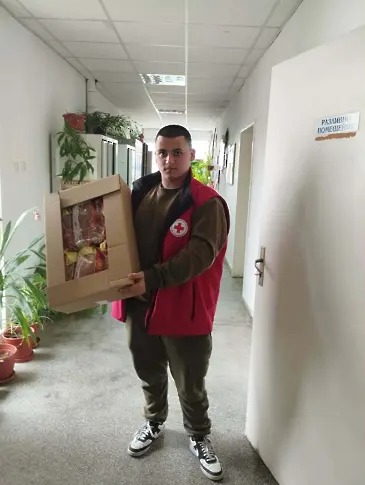 Младите червенокръстци от Ловеч и Троян стоплиха сърцата на хора в риск за Великден