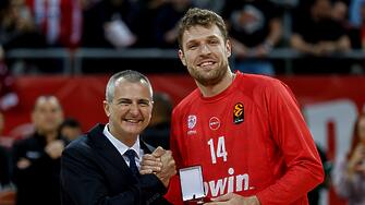 Министър Илиев награди Александър Везенков