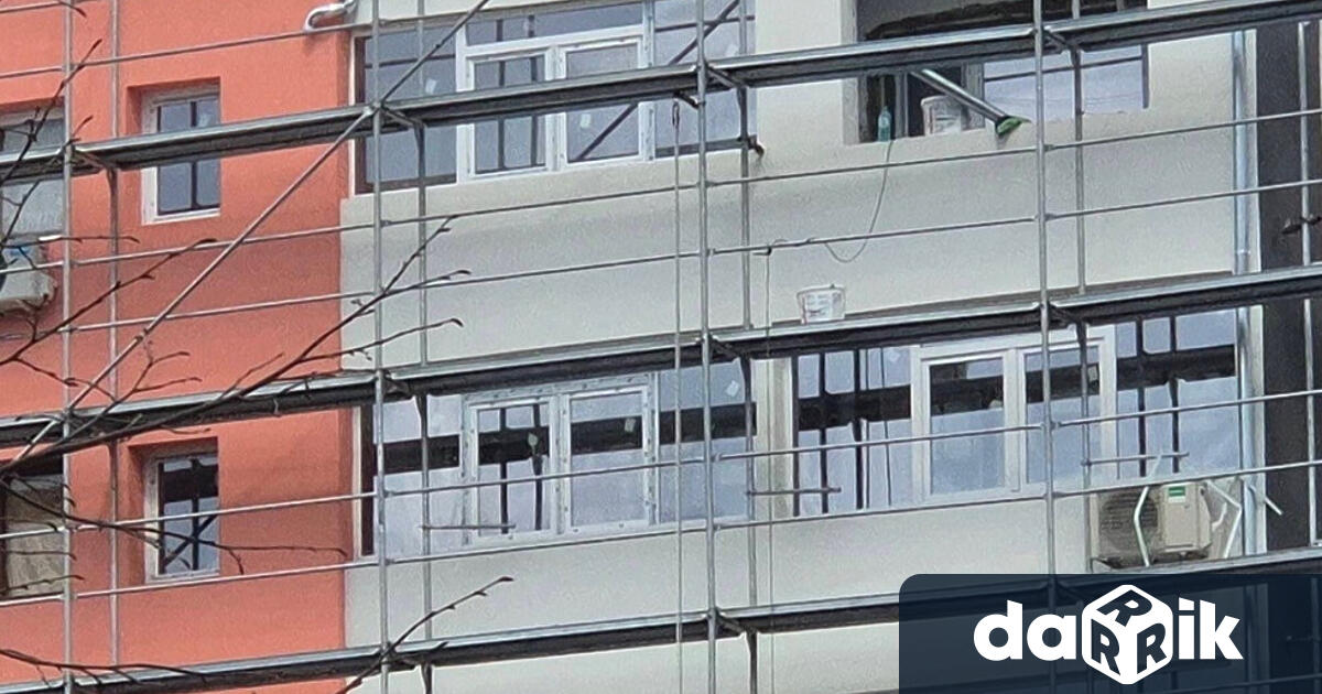 Работник падна от скеле при санирането на жилищен блок в