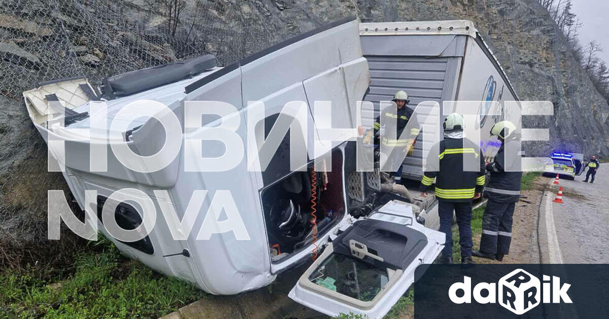 Тежкотоварен автомобил се преобърна в Прохода на Републиката край село