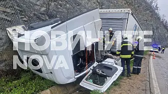 Тир се обърна в Прохода на Републиката, шофьорът е с положителна проба за алкохол