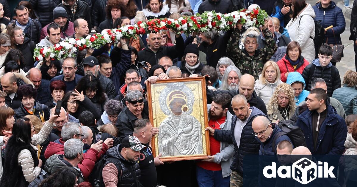 Вярващи от цялата страна последваха тази сутрин чудотворната икона на