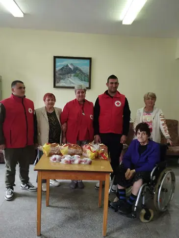 Младите червенокръстци от Ловеч и Троян стоплиха сърцата на хора в риск за Великден