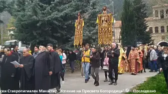 Традиционното литийно шествие от Бачковския манастир носи чудотворната икона на Света Богородица