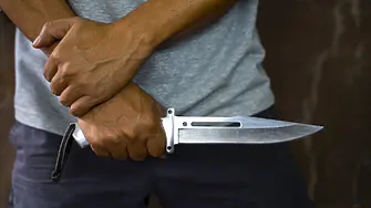 Намушкаха момиче в гимназия