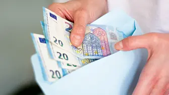 Вече изплащат компенсациите от 20 евро за цените горивата
