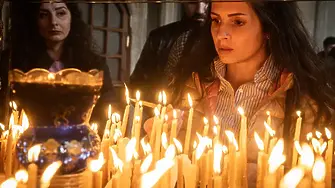 Вярващите отдават почит на Божията майка