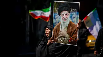 Хиляди иранци почетоха паметта на Али Хаменей