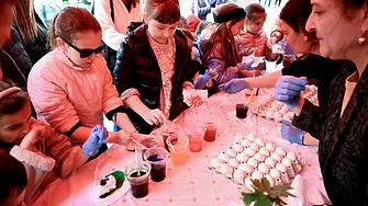 Деца и възрастни се включиха в традиционното боядисване на яйца на площада в Сливен 