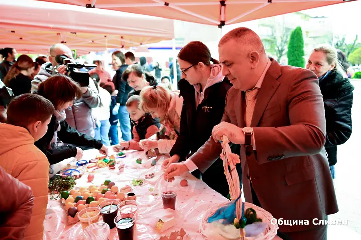 Деца и възрастни се включиха в традиционното боядисване на яйца на площада в Сливен 