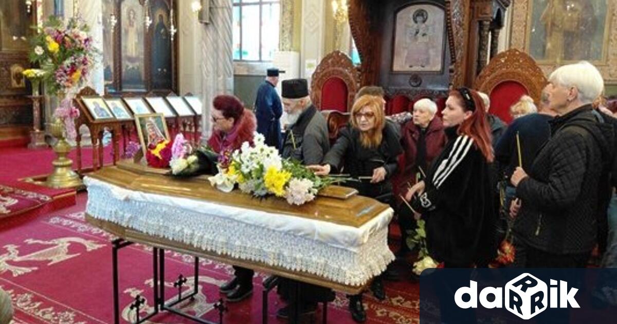 Стотици бургазлии се извървяха пред тленните останки наЯнка Рупкина в