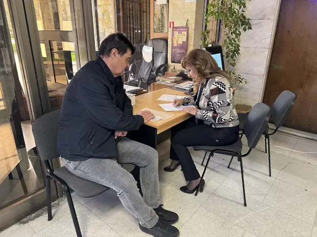 Приемане и разпределение на изборни материали в Областна администрация - Плевен