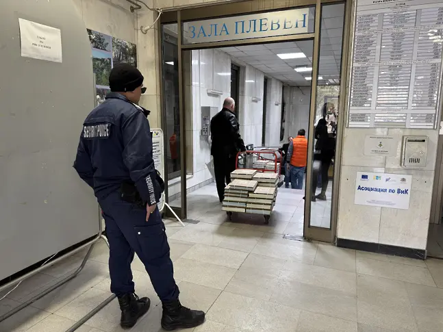 Приемане и разпределение на изборни материали в Областна администрация - Плевен