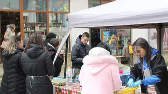 Голямото боядисване на великденски яйца събра десетки в Котел