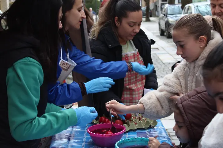 Голямото боядисване на великденски яйца събра десетки в Котел