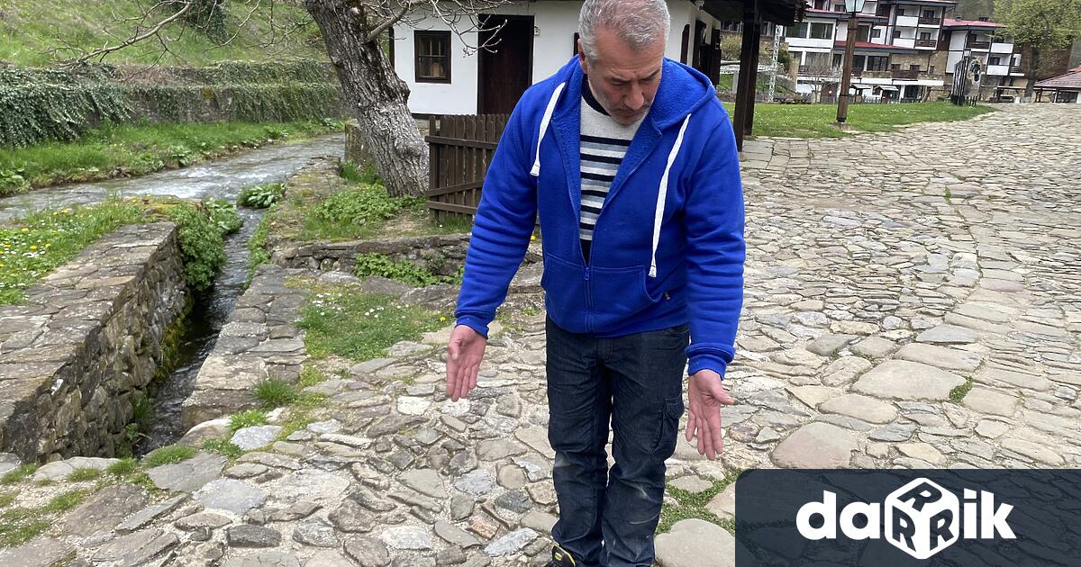 Близо 25 метра от калдъръма при главния вход на музей