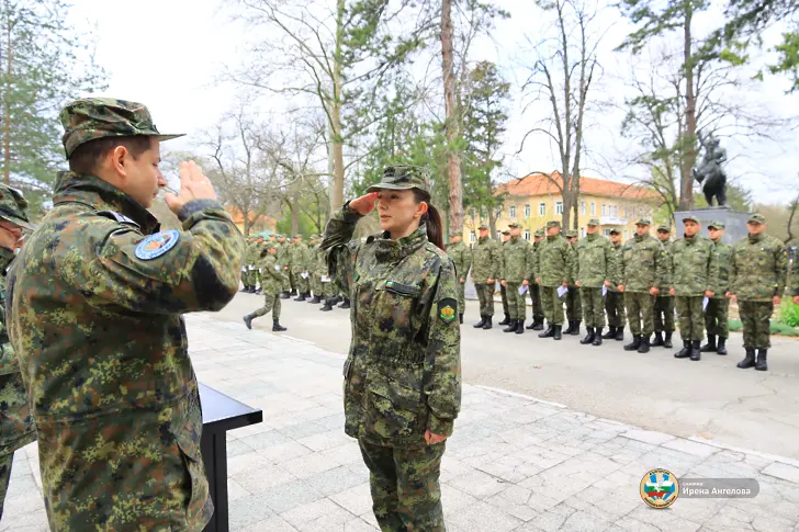 Специализанти завършиха обучението си в  12-та Авиационна база 
