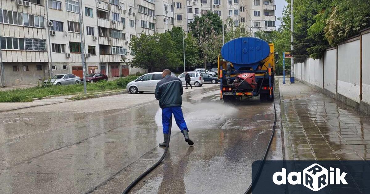 Почистването на отводнителните шахти и машинното измиване на уличната мрежа