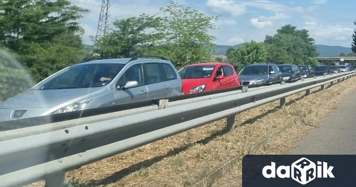 Интензивен трафик затруднява движението по пътя към Гърция като се