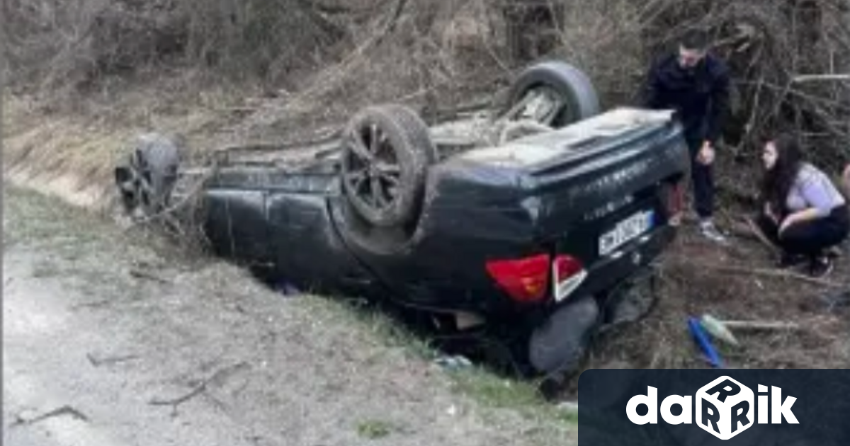 Кола се е обърнала по таван в дере на прохода