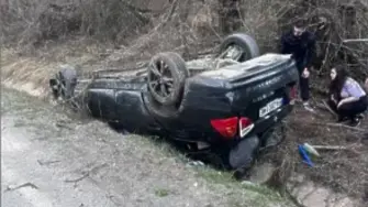 Кола се обърна по таван в дере на „Петрохан“