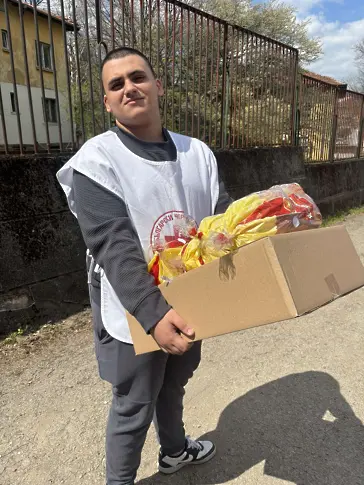 Младите червенокръстци от Ловеч и Троян стоплиха сърцата на хора в риск за Великден