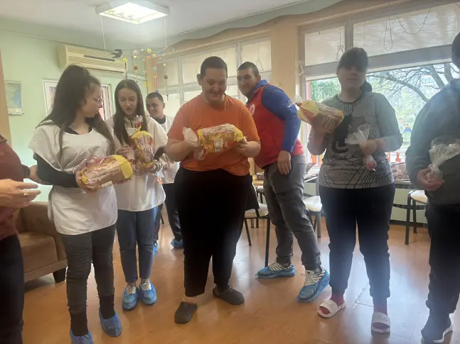 Младите червенокръстци от Ловеч и Троян стоплиха сърцата на хора в риск за Великден